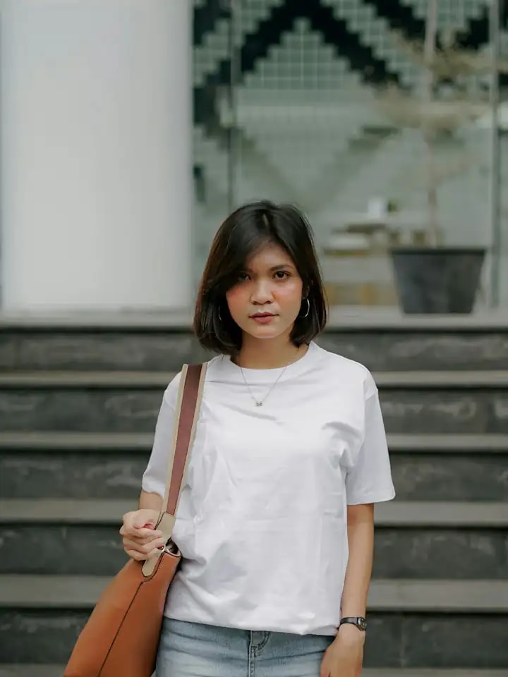 Mulher com camiseta branca básica