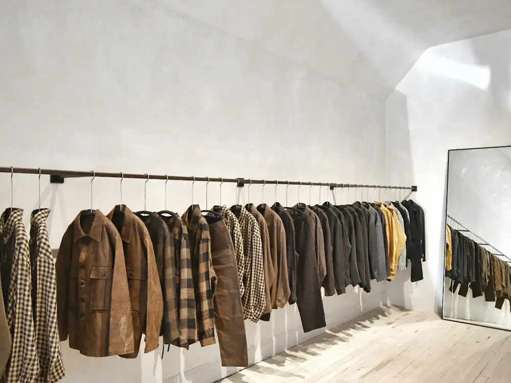 Arara com roupas em tons neutros