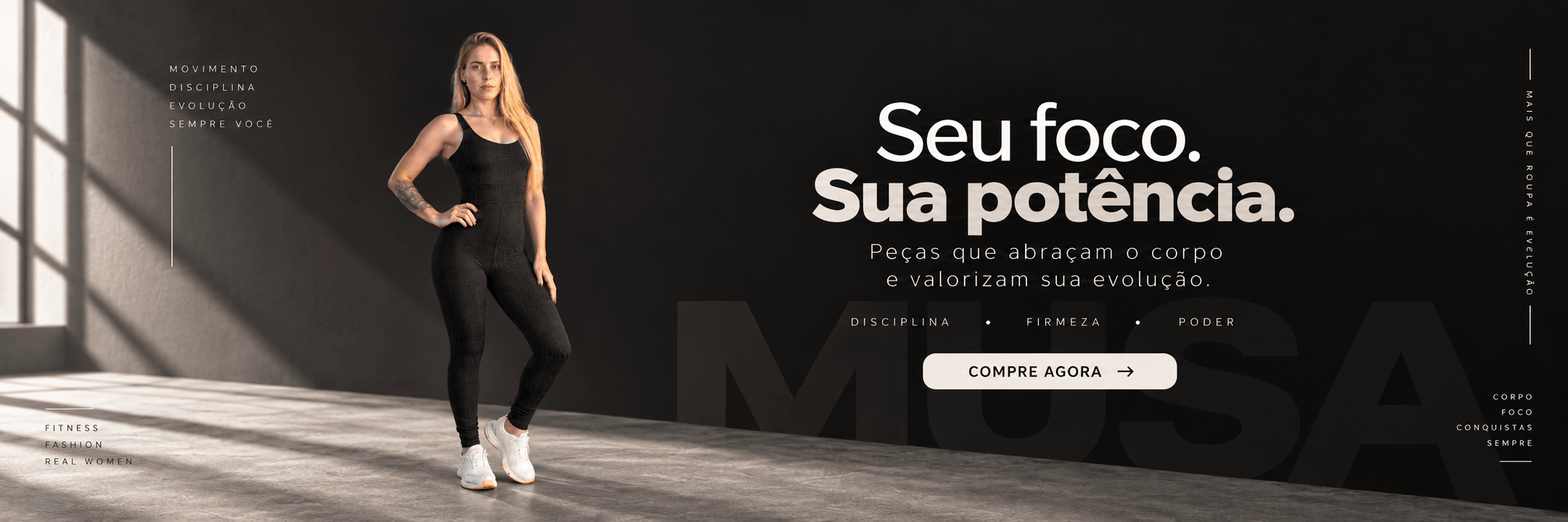 Mulher com roupa de treino sentada em um estúdio